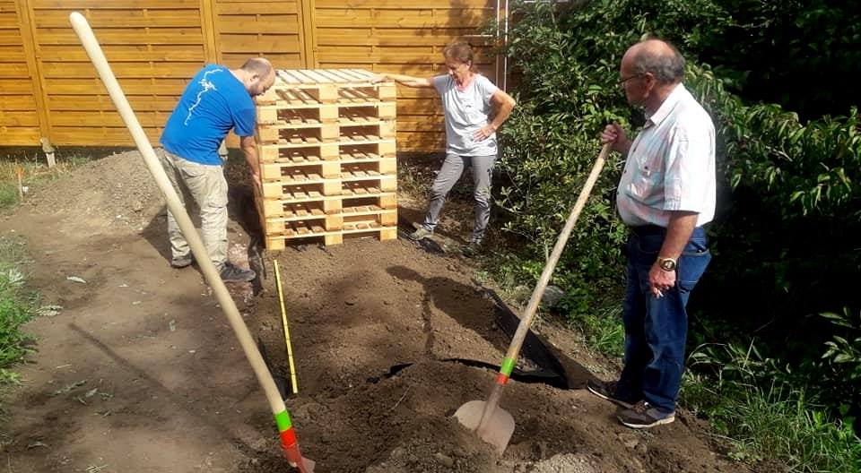 Dann wurde noch das Unkrautvlies abgedeckt. Hier entsteht in kürze die Trockenmauer mit Sandarium und Steingartenbereich.