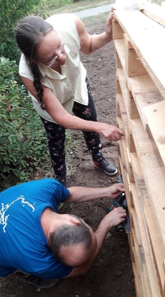 Dann ging es an die Installation des Palettenturms.