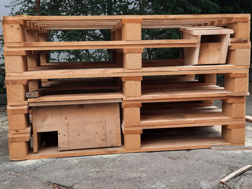 Wildhotel mit Igel-Unterschlupf und Nistkasten für Halbhöhlenbrüter