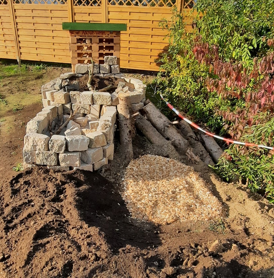 Grube mit den Holzhackschnitzeln