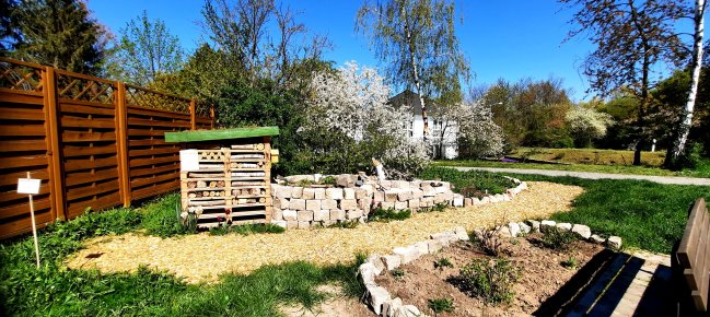 Naturhotel, Trockenmauer und Sandarium