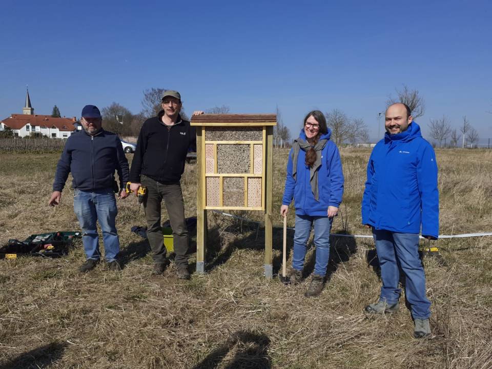 NABU und Naturschutzgruppe vor der Nisthilfe