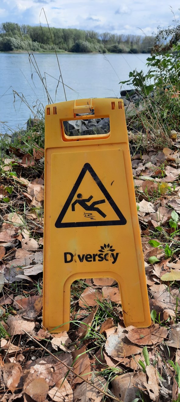 Schild: Vorsicht rutschig