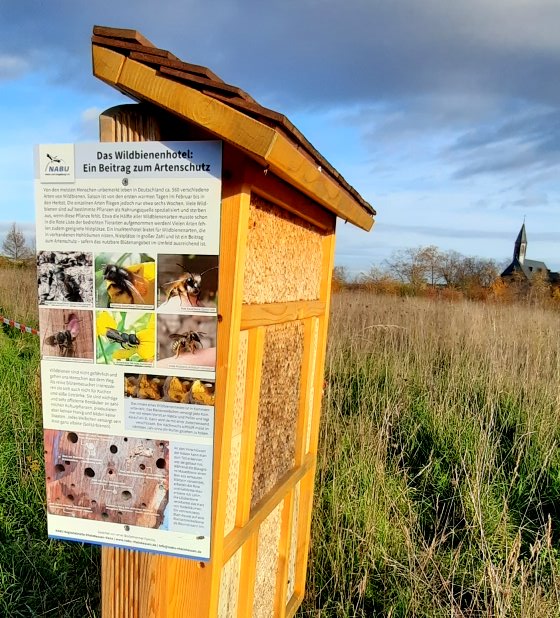 Wildbienennisthilfe mit Info-Schild
