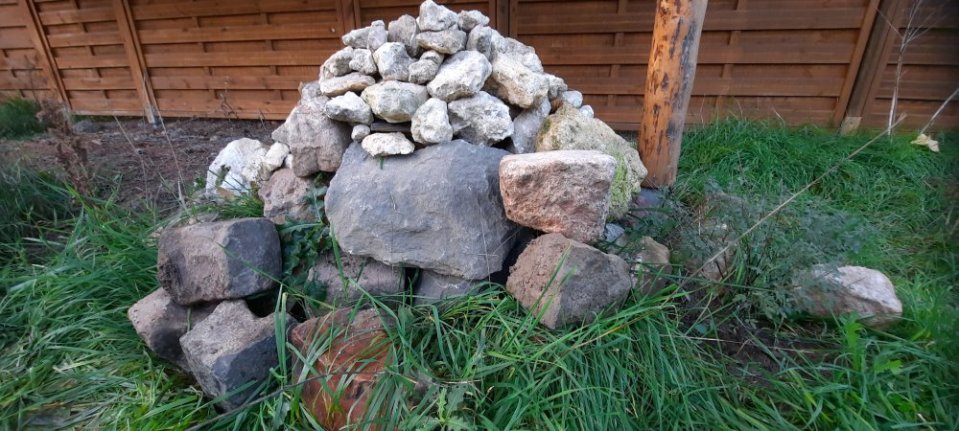 Hummelnistkasten unter Steinen