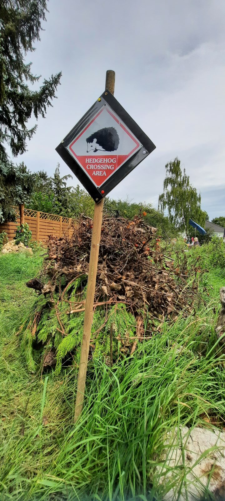 Reisighaufen mit besonderem Hinweis-Schild