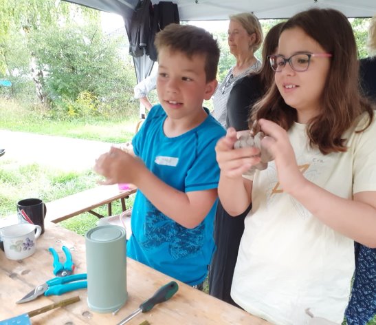 Der Ton wird geknetet