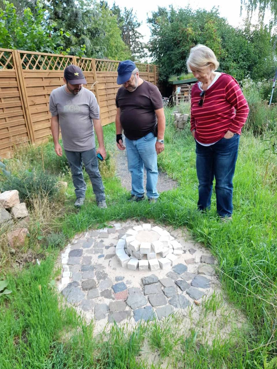 Das Sand-Habitat hat wohl schon erste Bewohner. Löcher deuten darauf hin. Und mit hoher Wahrscheinlichkeit ist einer davon...