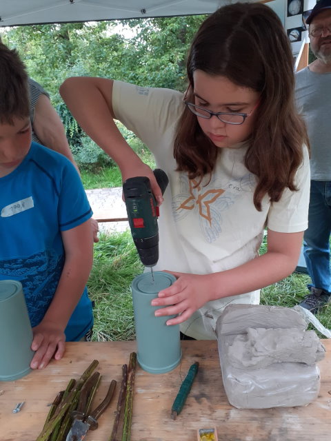 In die Dose wird ein Loch gebohrt