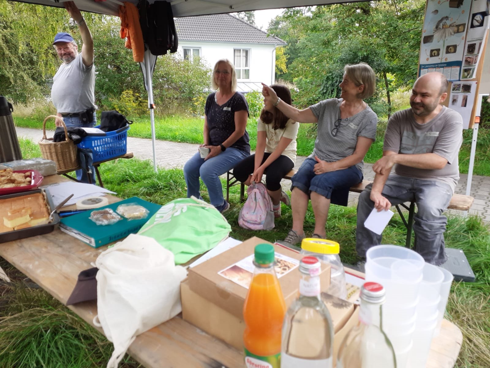 Unterm Pavillion bei Saft, Kaffee und Kuchen