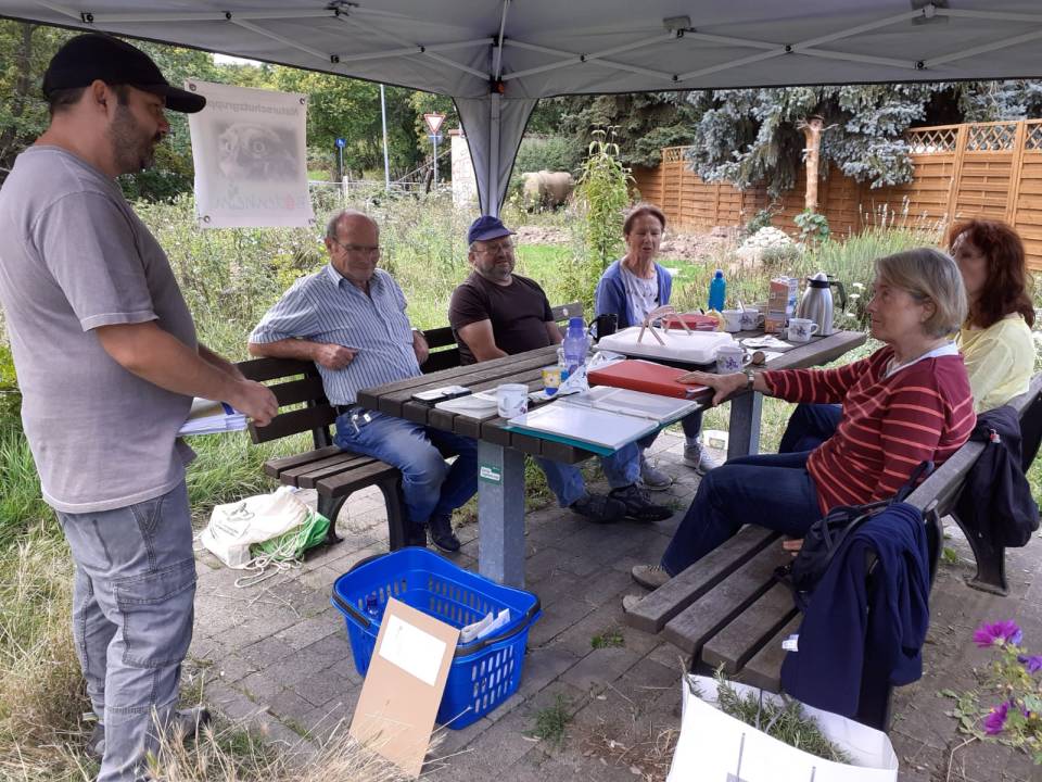 Unterhaltung bei Kaffee und Kuchen.