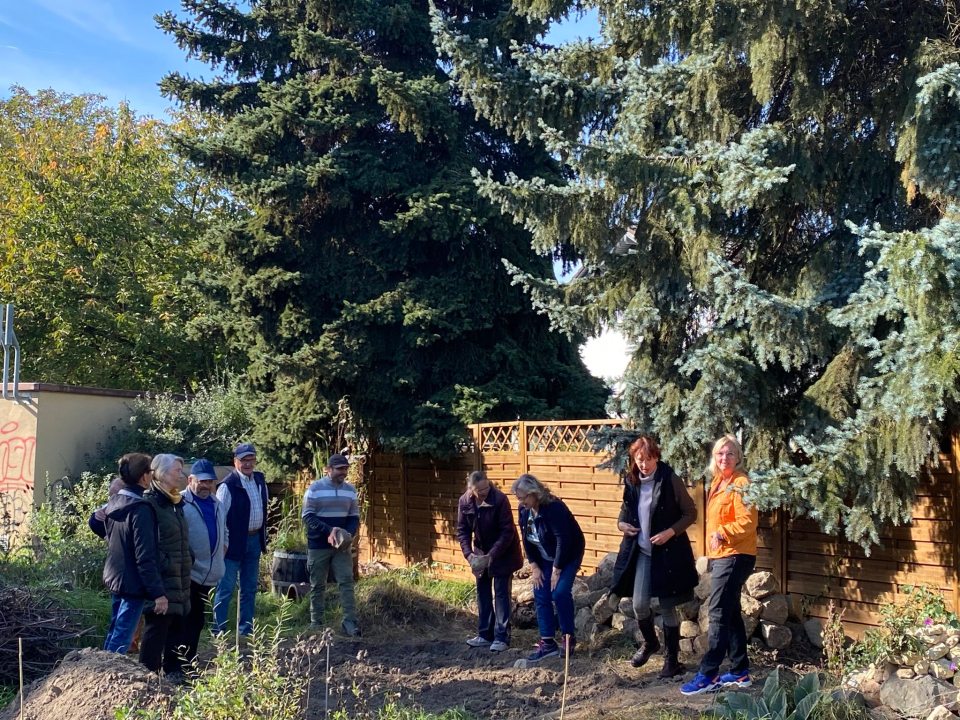 Teil der Gruppe am künftigen Sandbeet