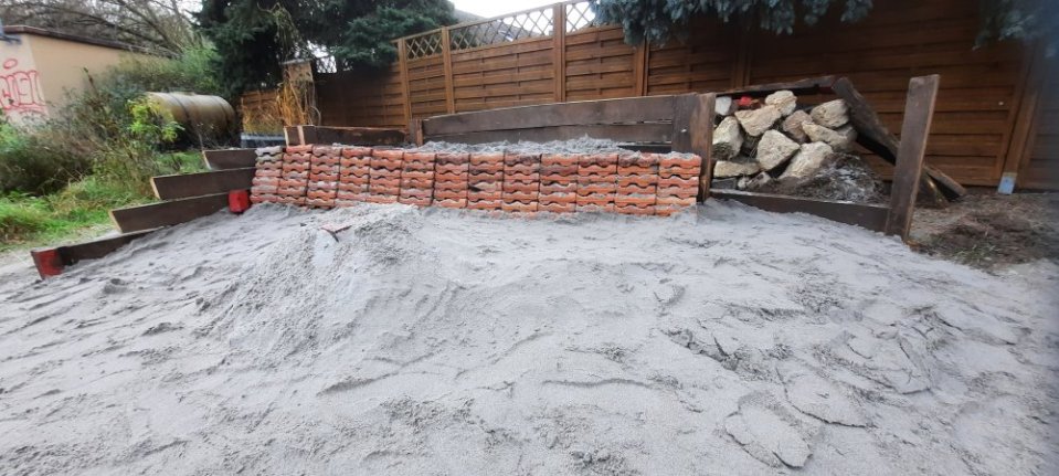 Sandbeet mit Dachziegel-Bereich