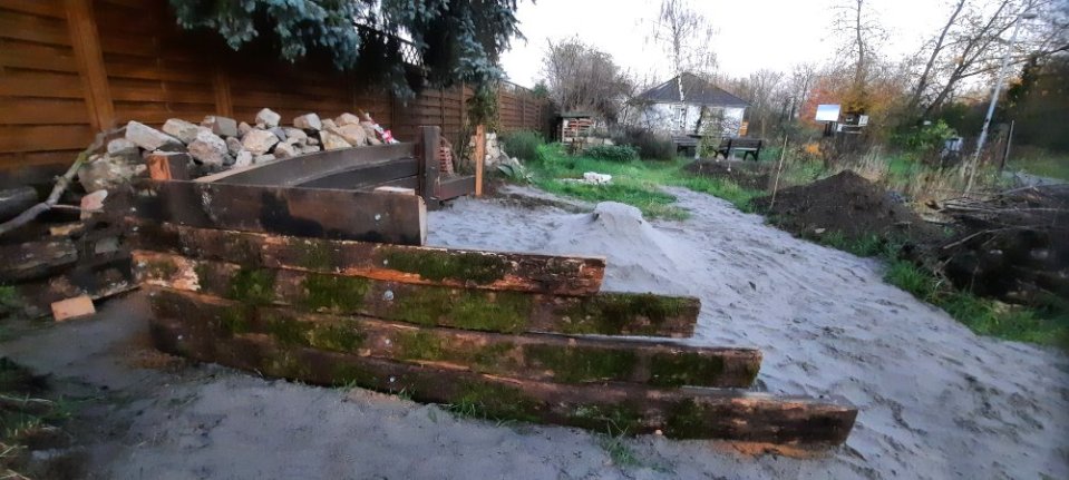 Blick auf die seitliche Umrandung des Sandbeets