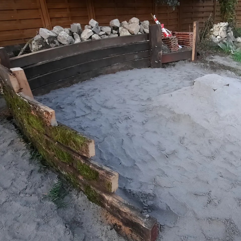 Fassdauben als Rand des Sandbeets