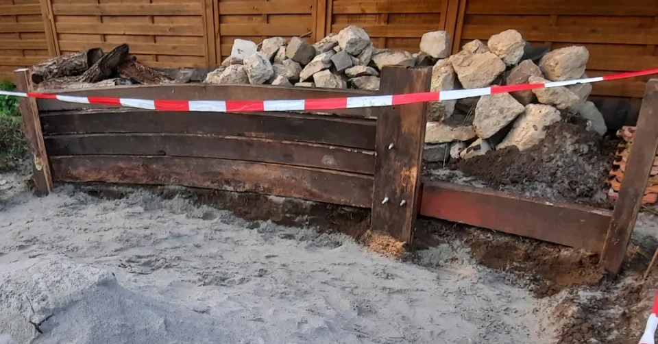 Eichenholz-Fassdauben als Umrandung des Sandbeets