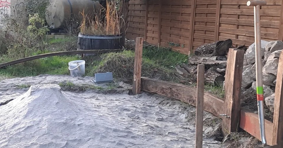 Bau der Umrandung des Sandbeets