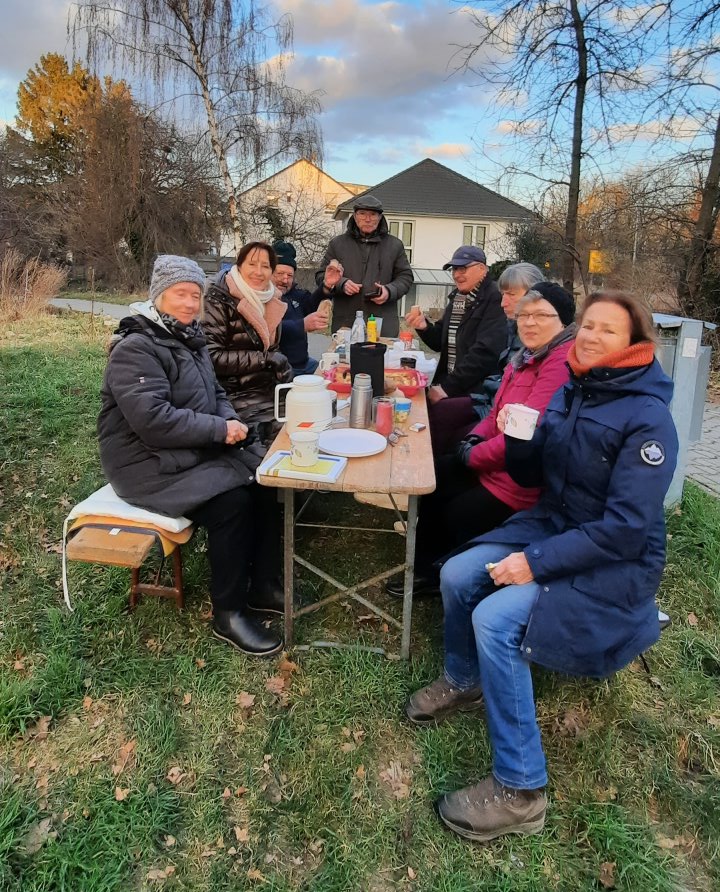 Gruppe am Tisch bei Glühwein