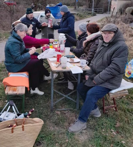 Gruppe am Tisch beim Austausch
