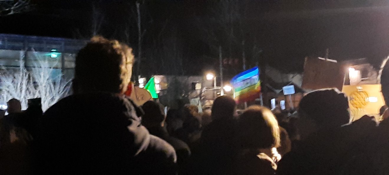 Demo mit Regenbogen-Fahne