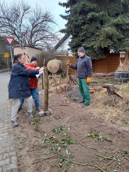 Beim Anbringen des Hinweis-Schildes
