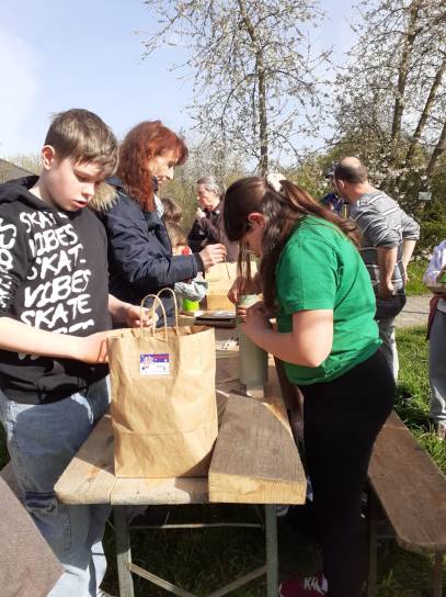 Kinder beim Bau von Wildbienen-Nisthilfe