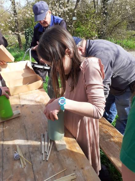 Kinder beim Bau von Wildbienen-Nisthilfen