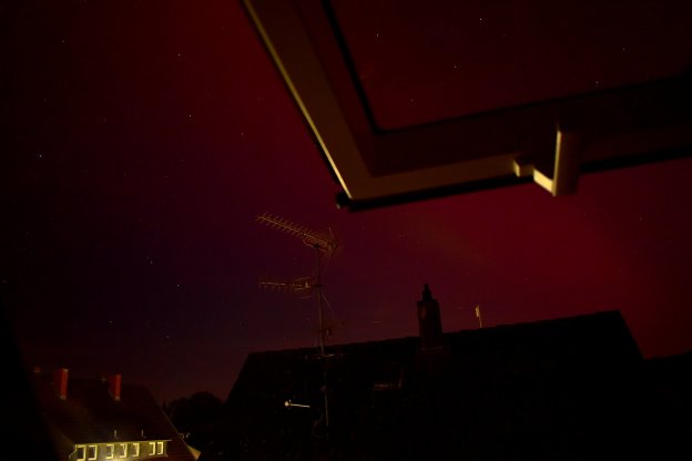 Rotes Polarlicht am Himmel