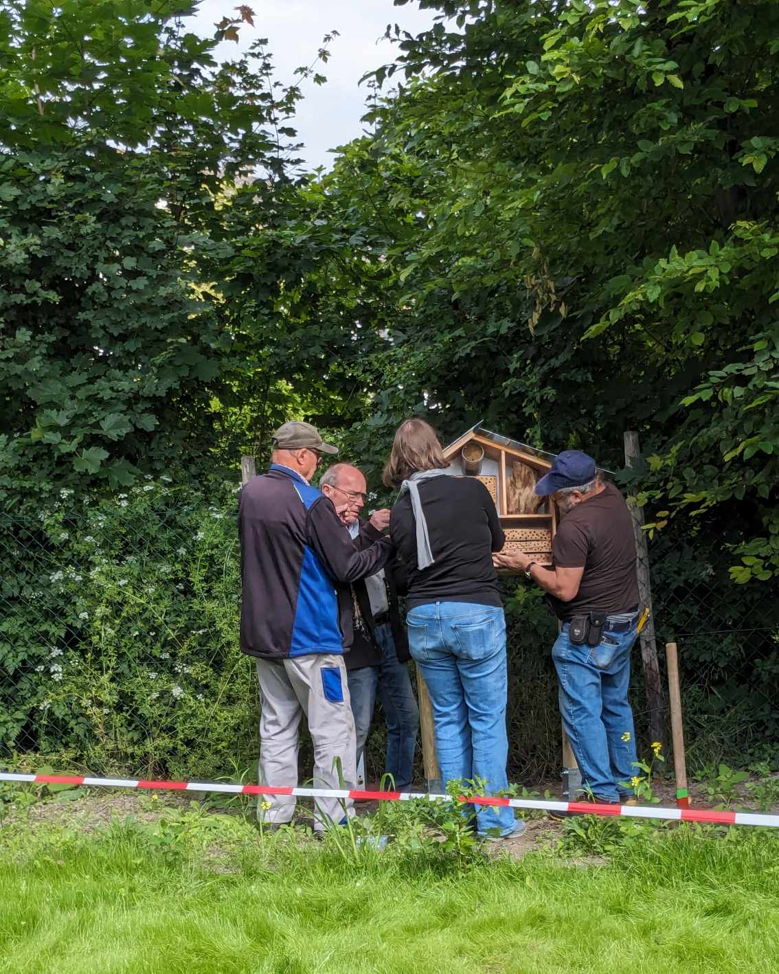 Wildbienennisthilfe wird installiert