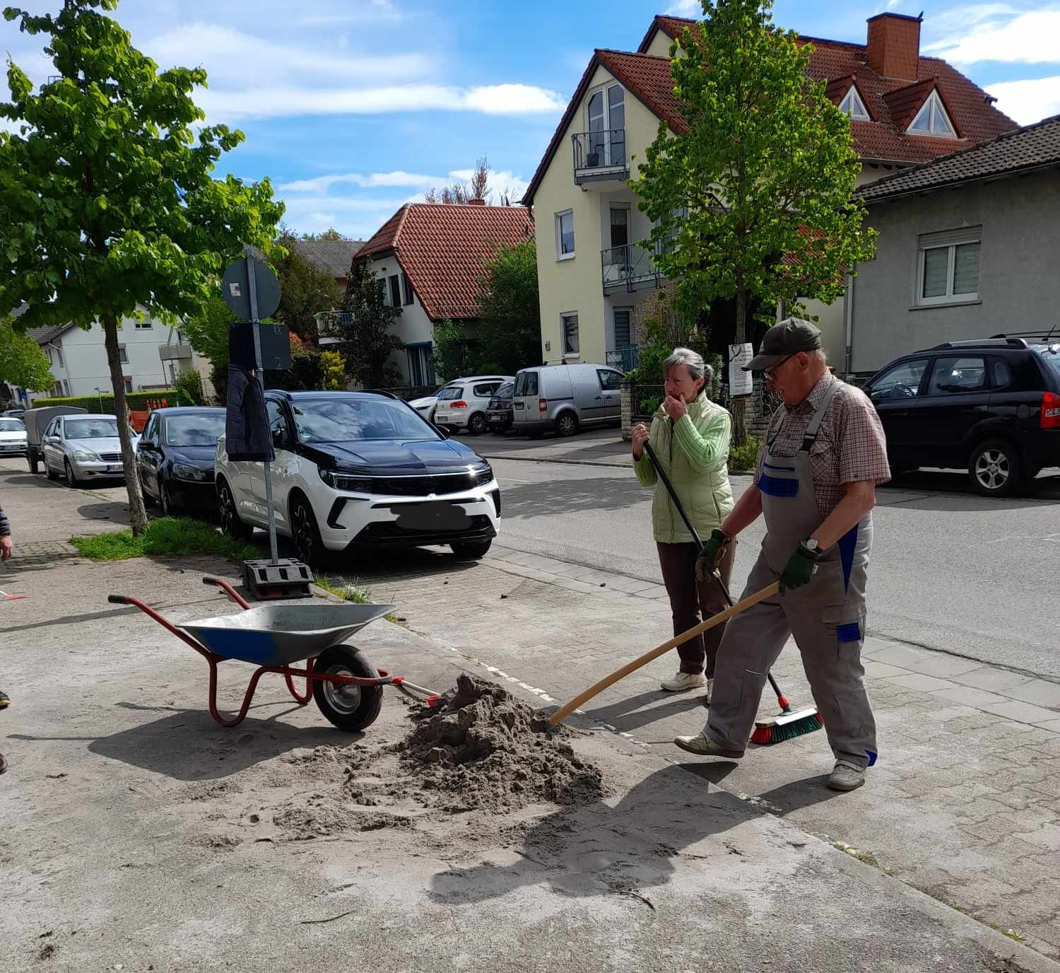 Sand wird auf Schubkarre geladen