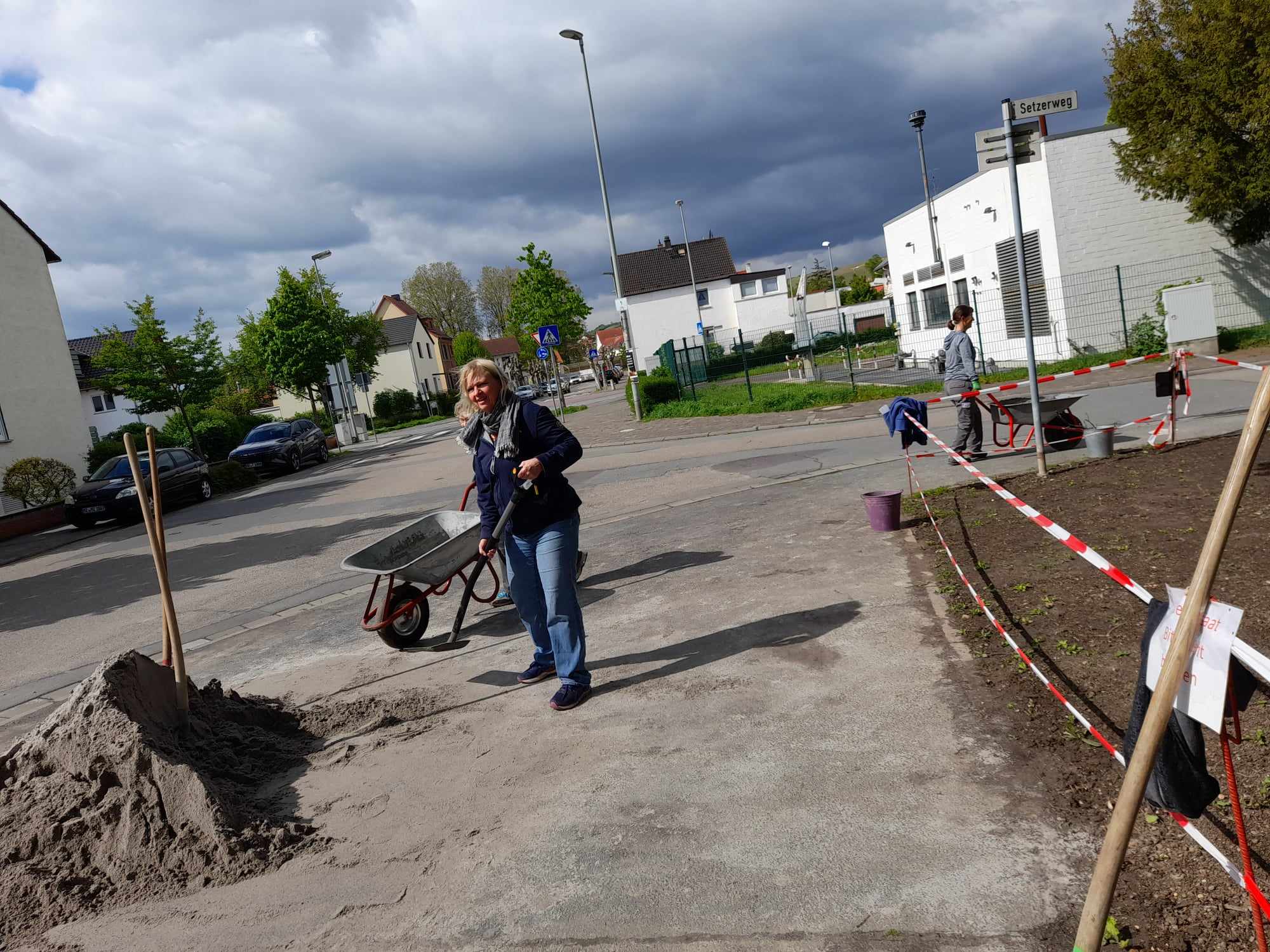 Sand wird auf Schubkarre geladen