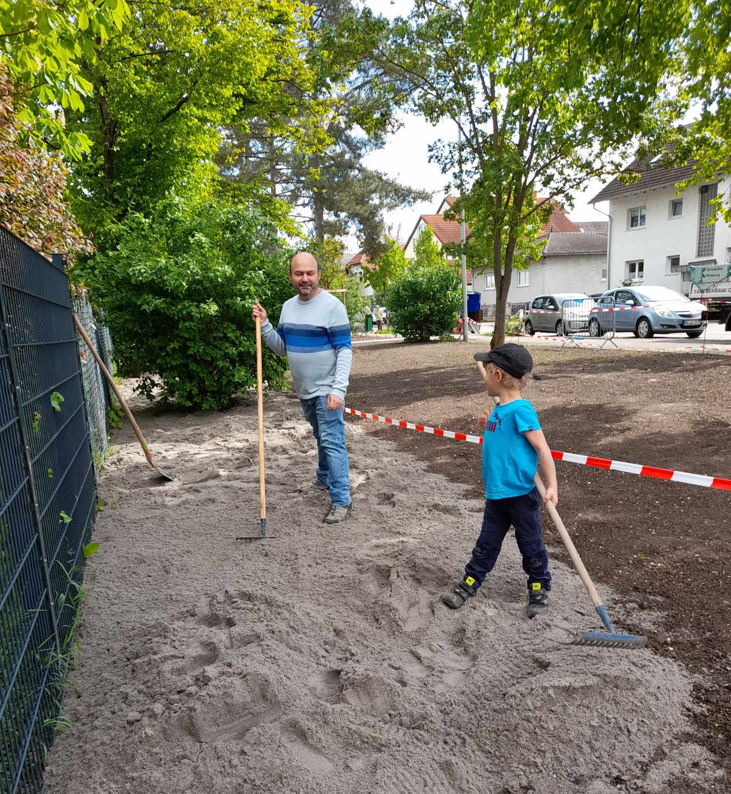 Der Sand wird gleichmäßig verteilt