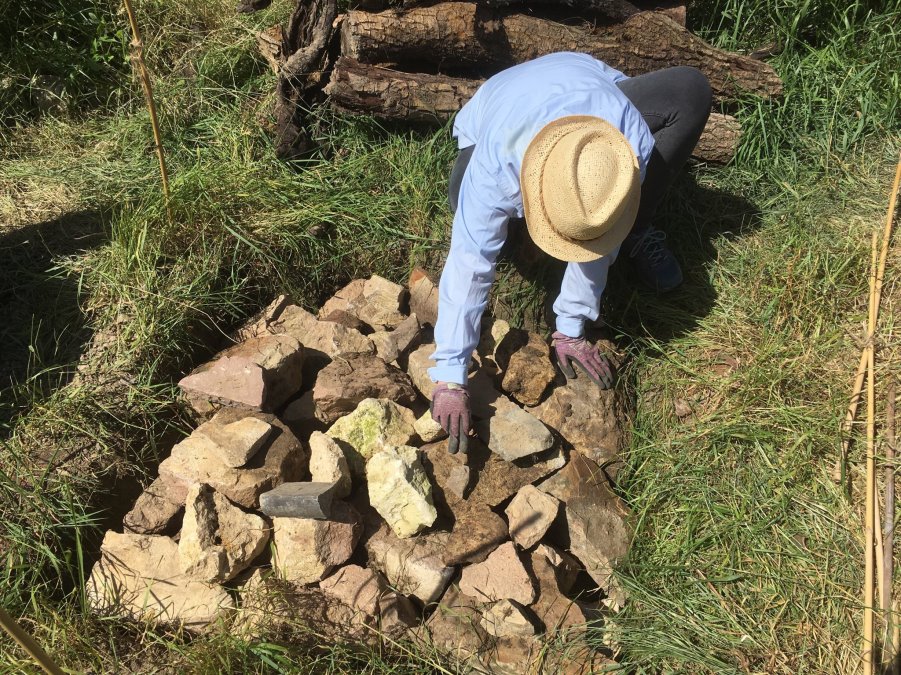 Darauf wurden Steine eingebracht und relativ dicht zusammen gelegt. Es sollten nur kleine Spalten entstehen.