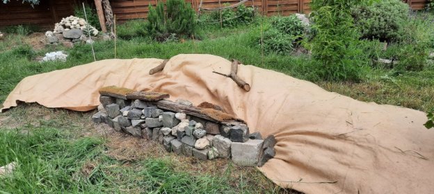 Erdhügel, abgedeckt mit einem Vlies gegen die Quecke