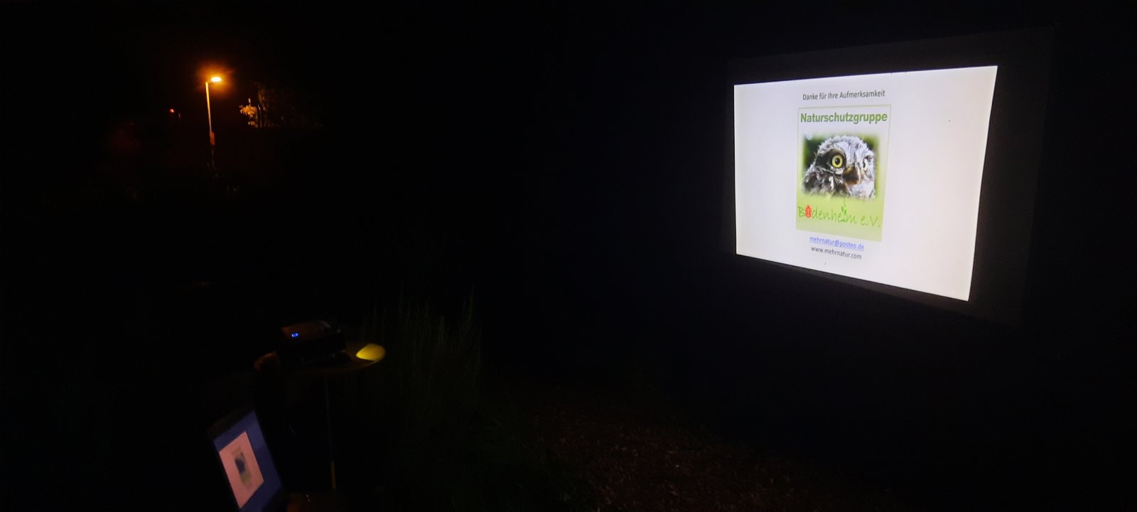 Mit Beamer und Laptop auf dem ErLebensraum