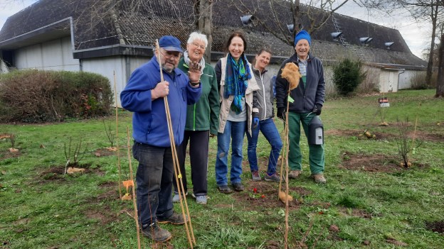 Aktive Naturschützer vor der Hecke