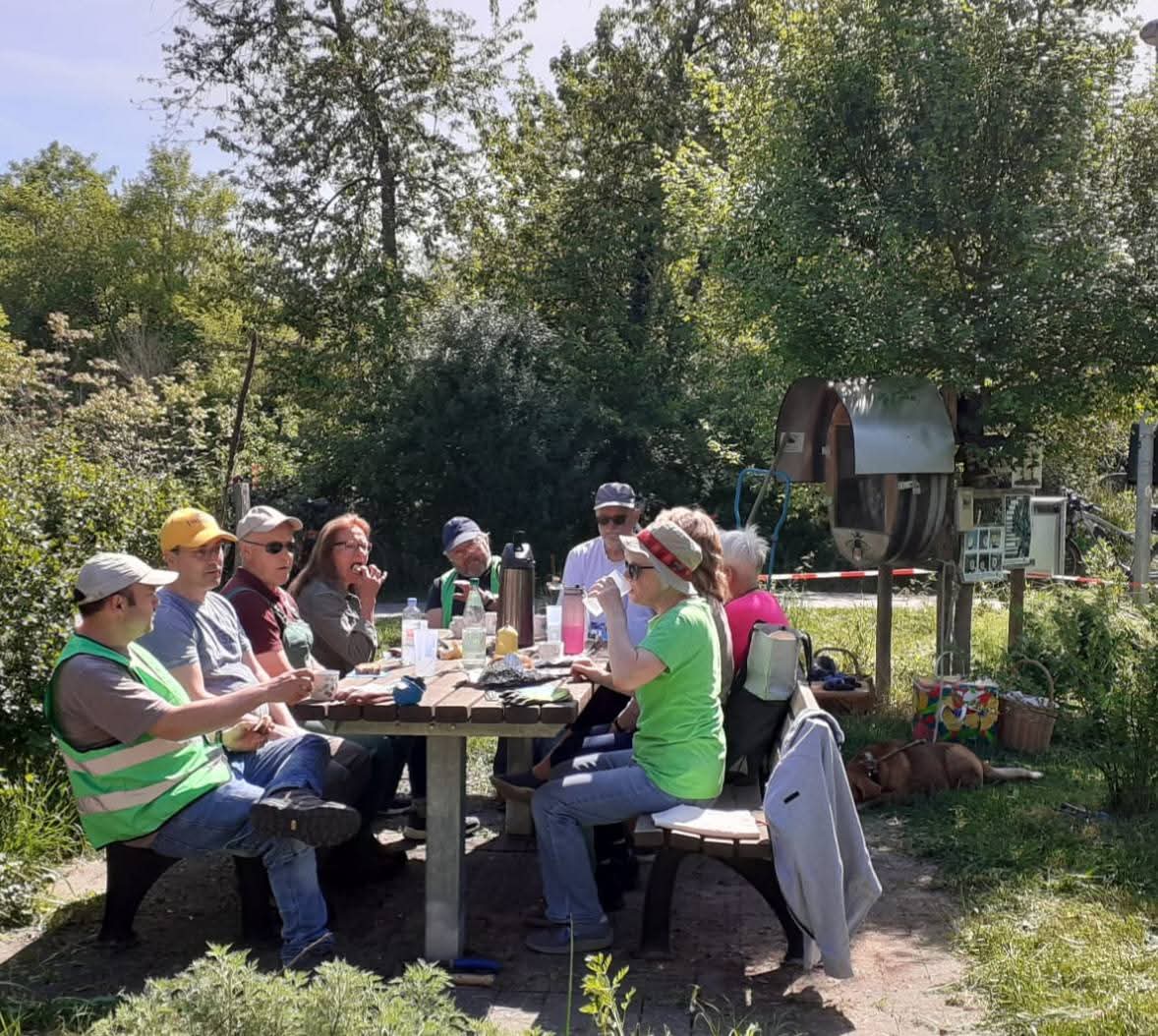 Ein Teil der Gruppe isst Kuchen am ErLebensraum.